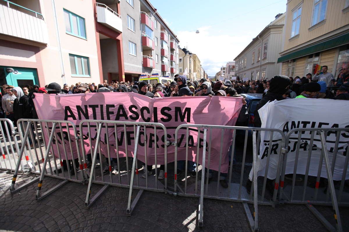 "Antifascism är självförsvar" står det på motdemonstranternas banderoller. "Antifascism är självförsvar" står det på motdemonstranternas banderoller.